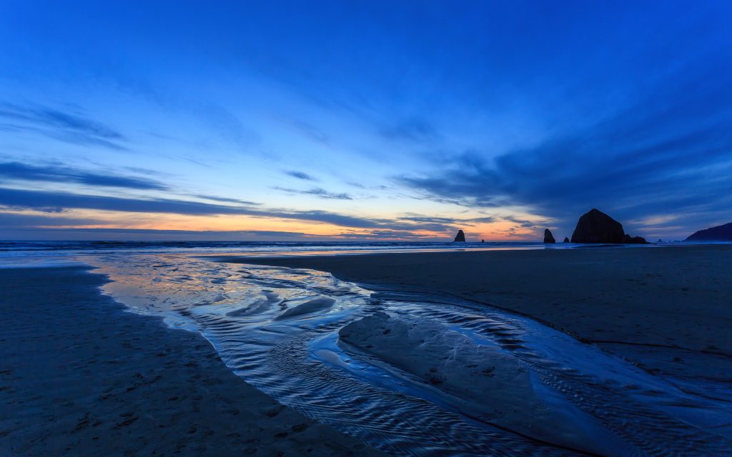黄昏海滩与溪流